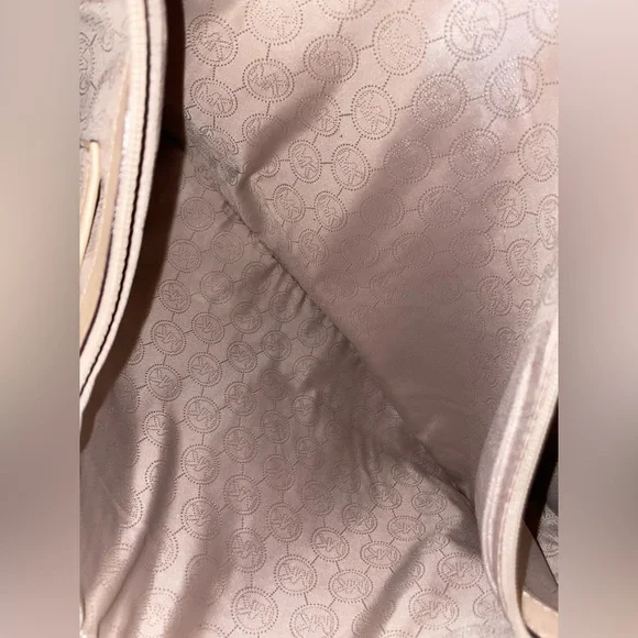 Michael Kors Jet Set Tote - Picture 5 of 9